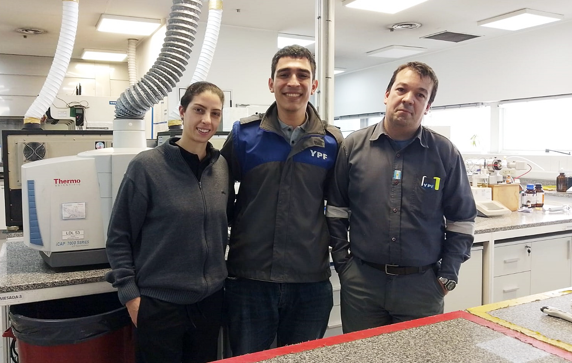 Florencia Basmachi (Representante Técnica de Lubricantes y Combustibles - YPF SA), Jorge Andrés Castedo (Asistente Técnico Comercial PRODIMSA) y Damián Lobiundo (Coordinador de Laboratorio de Asistencia Técnica y Desarrollo).